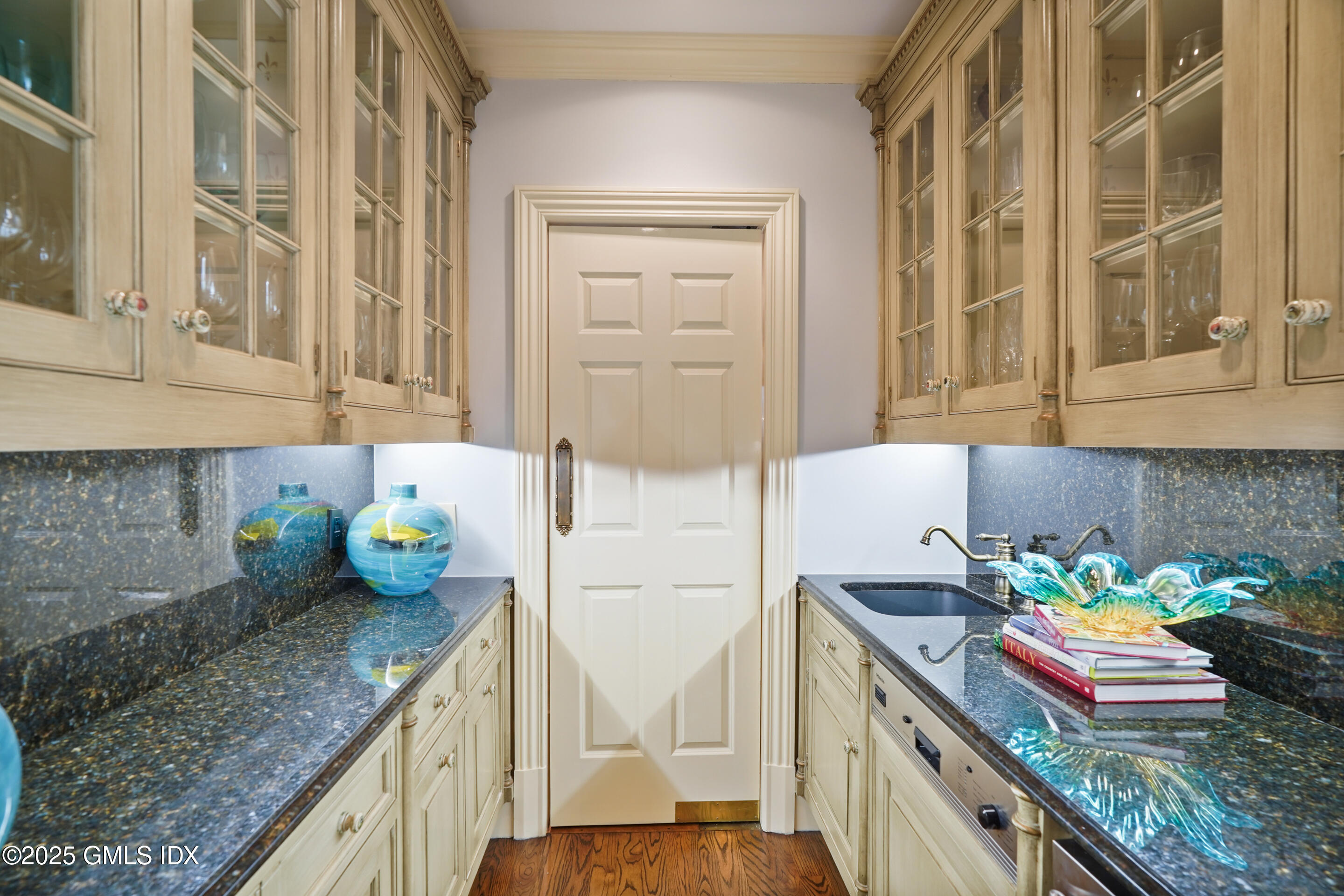 8 Chieftans Road Greenwich, CT 06831 - Photo 26 of 57 BUTLER'S PANTRY