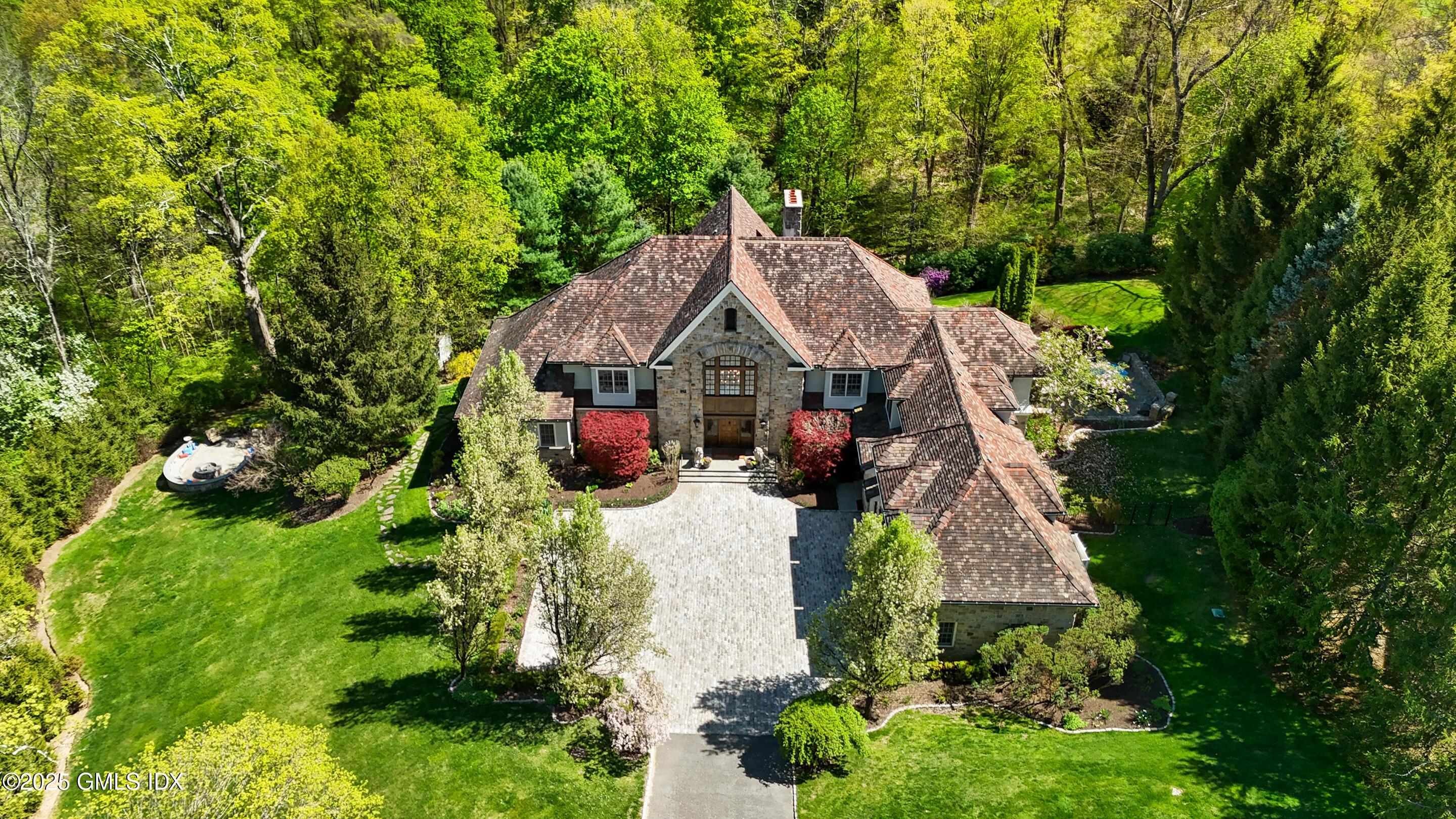 8 Chieftans Road Greenwich, CT 06831 - Photo 9 of 57 10,000+ SQUARE FOOTAGE