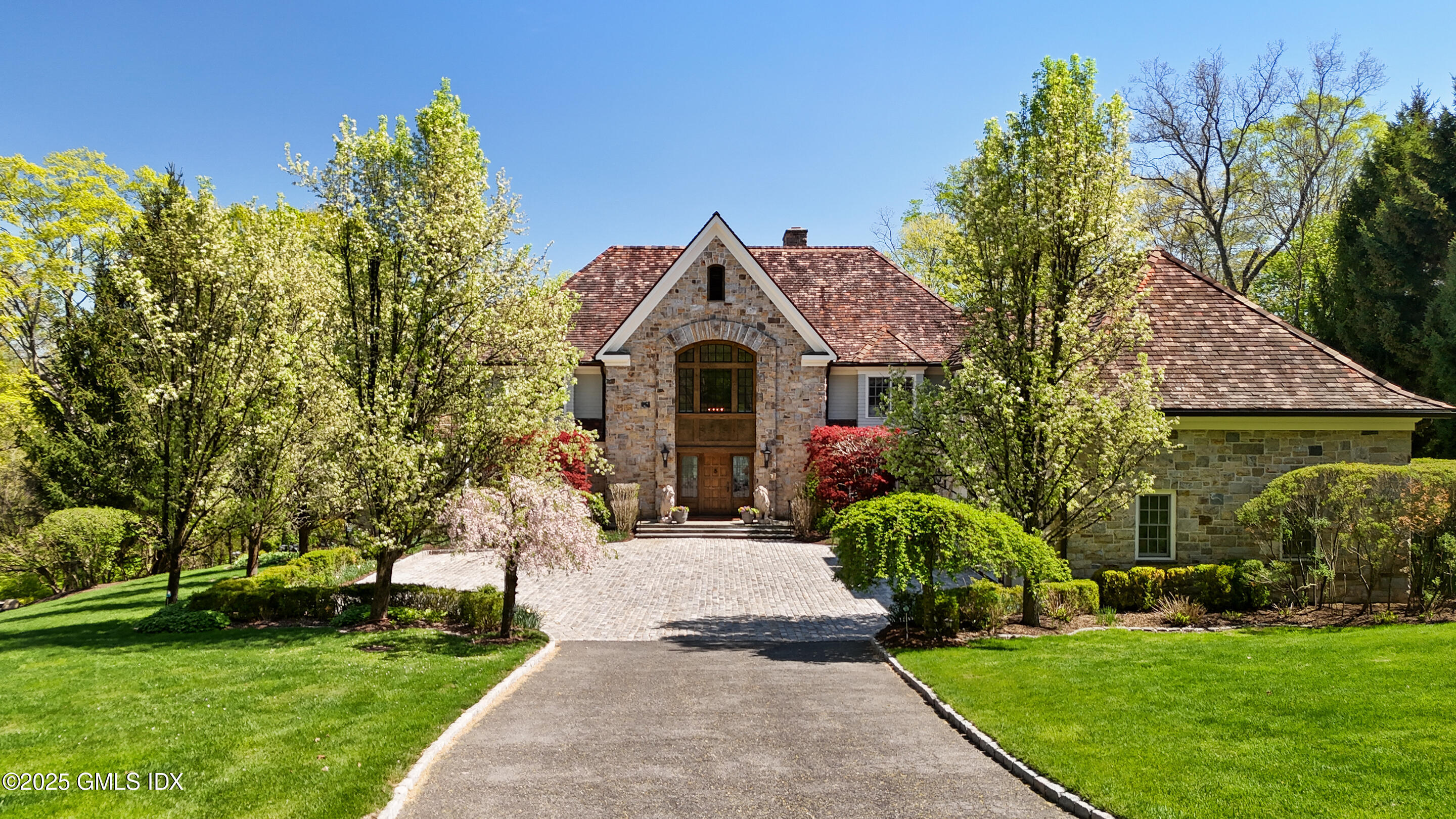 8 Chieftans Road Greenwich, CT 06831 - Photo 10 of 57 BEAUTIFUL LANDSCAPING