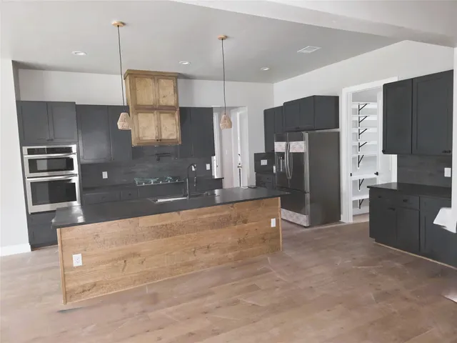 $1,055,000 | 4 Lake Forest Drive, Conroe, TX 77384