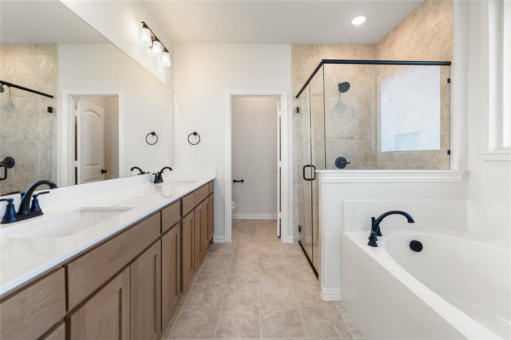 30 Roosevelt Ln Valley View Valley View, TX 76272 - Photo 29 of 35 a spacious bathroom with a double vanity sink mirror double and bathtub