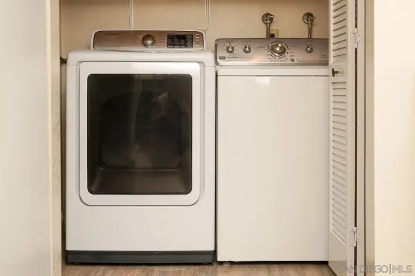 a close up view of a washer and dryer