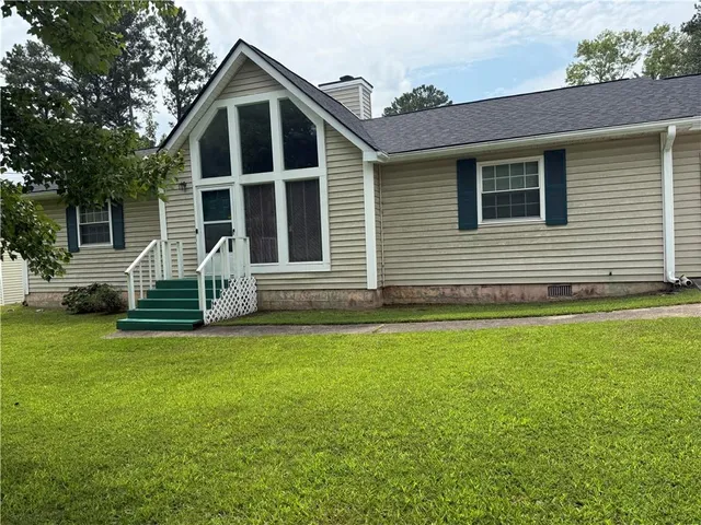 a view of a house with a backyard