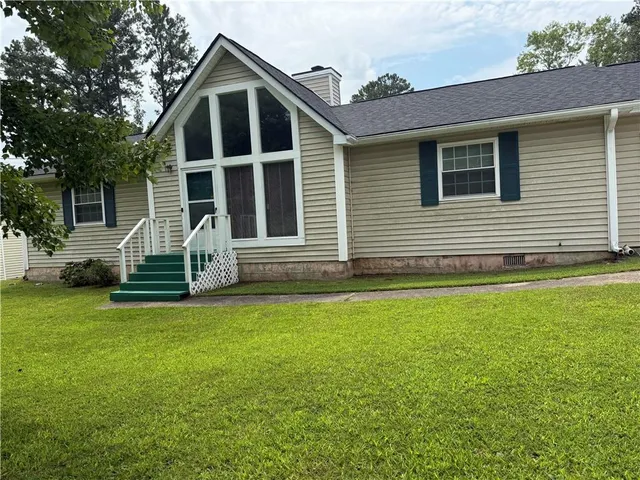 a view of a house with a backyard