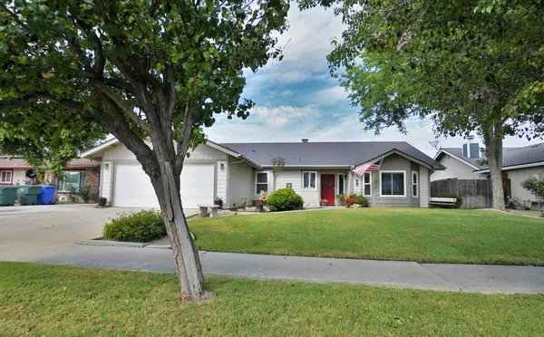 $425,000 | 335 Kenwood Drive, Lemoore, CA 93245