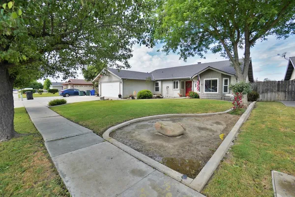 $425,000 | 335 Kenwood Drive, Lemoore, CA 93245