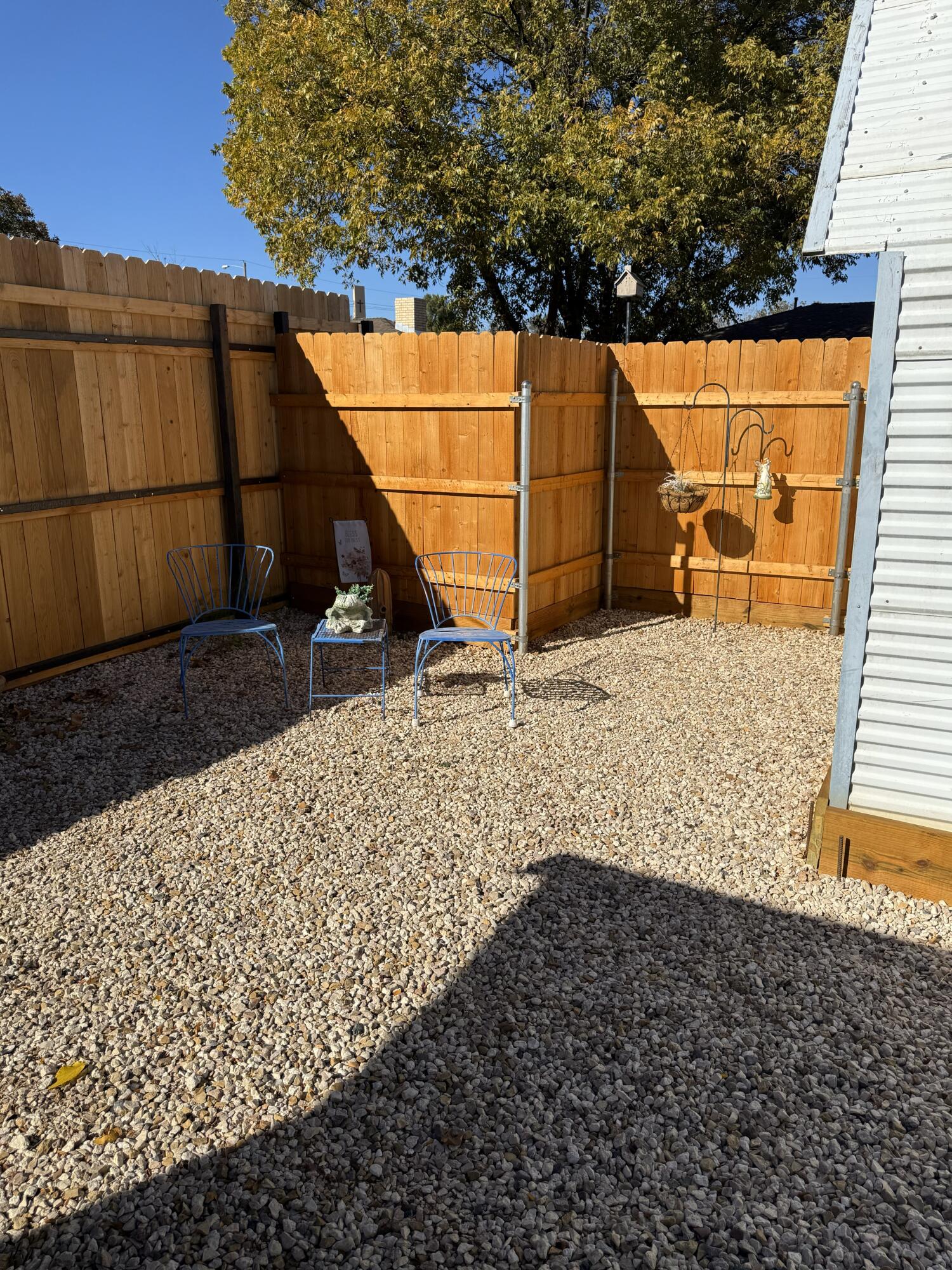 5722 75th Street Lubbock, TX 79424 - Photo 26 of 29 PRIVATE SEATING.
