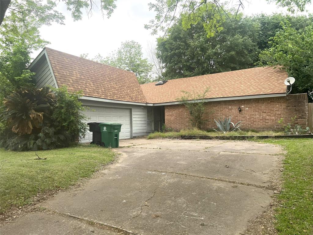 a view of a house with a yard and garage