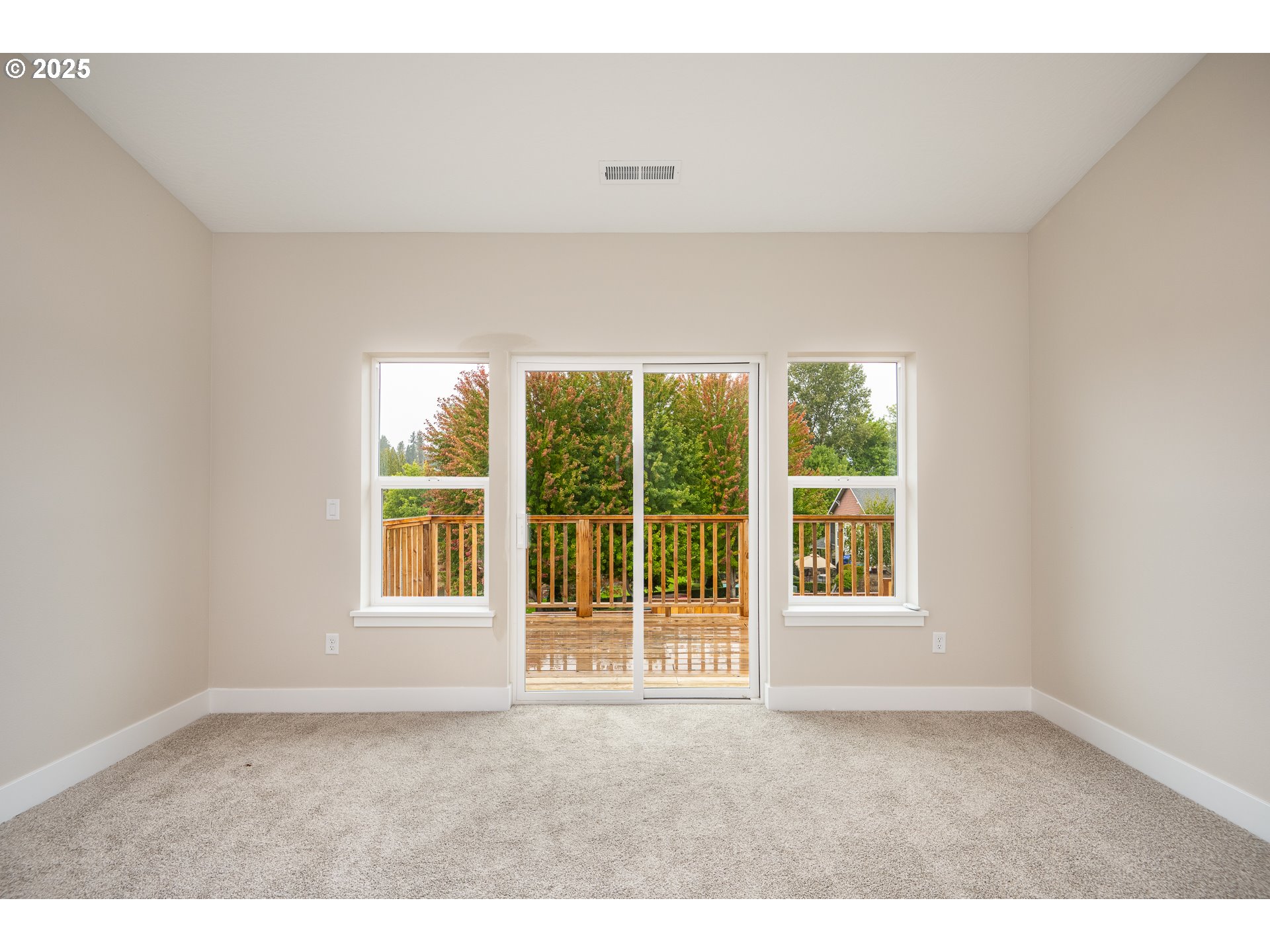160 Wil Way Winston, OR 97496 - Photo 19 of 37 an empty room with a window