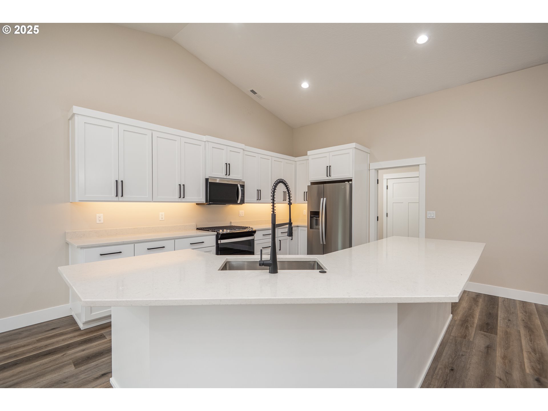 160 Wil Way Winston, OR 97496 - Photo 10 of 37 a kitchen with a table chairs microwave and refrigerator