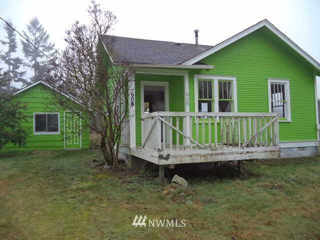 608 Rochester Street West Rainier, WA 98576 - Photo 1 of 7 Gallery Image 1