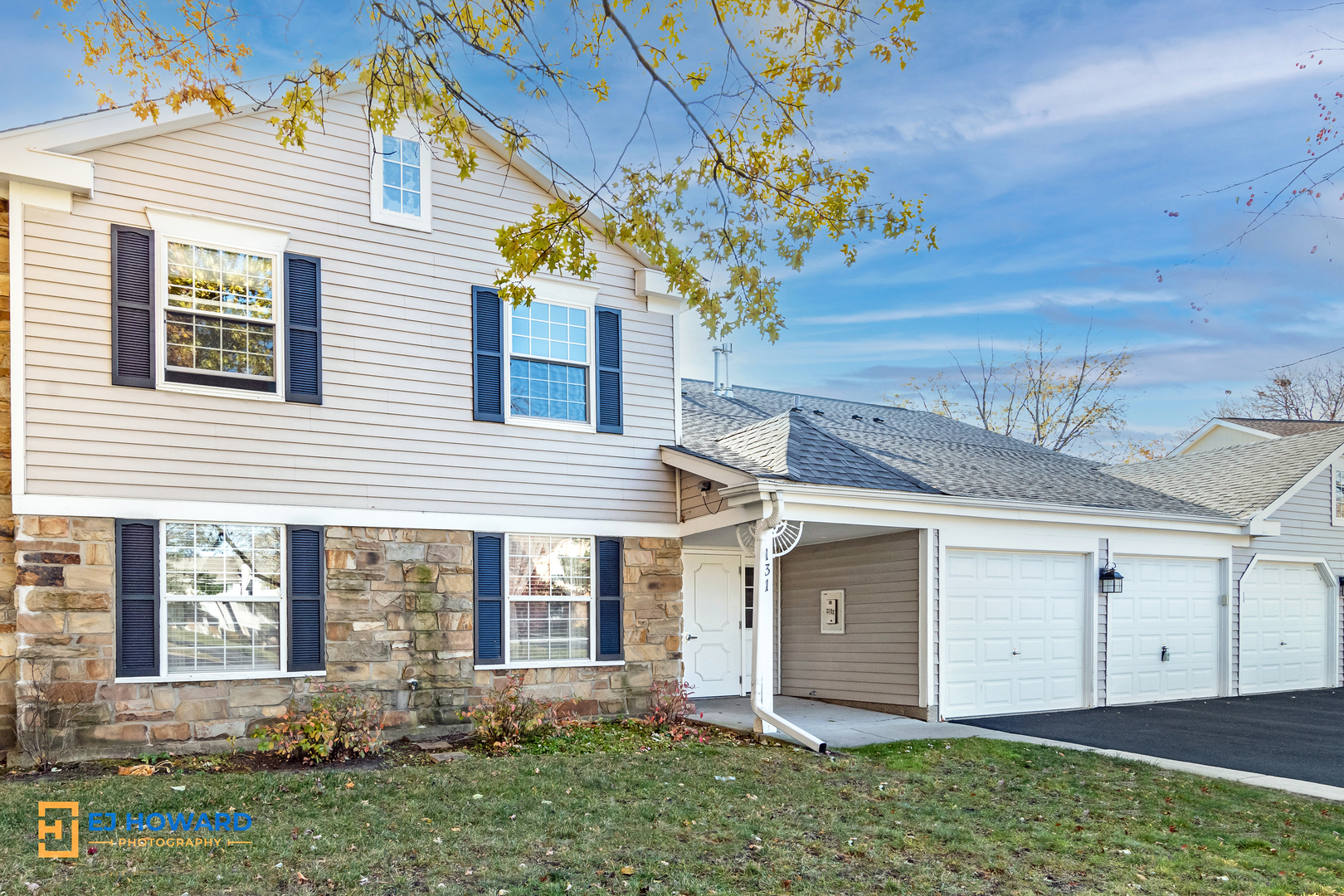 131 Century Court, Unit O2 Schaumburg, IL 60193 - Photo 1 of 16 front view of a house with a yard