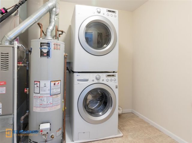 131 Century Court, Unit O2 Schaumburg, IL 60193 - Photo 13 of 16 a utility room with dryer and washer