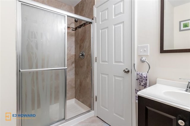 131 Century Court, Unit O2 Schaumburg, IL 60193 - Photo 10 of 16 a bathroom with a shower and a sink