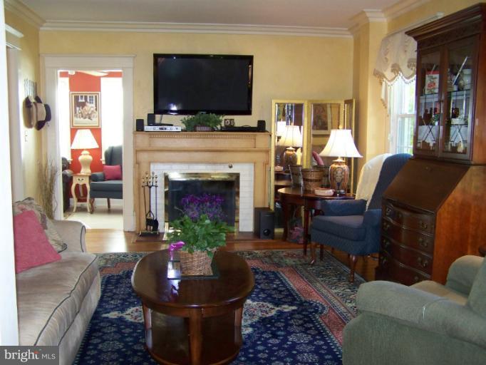6403 Pinehurst Road Baltimore, MD 21212 - Photo 2 of 29 Living Room