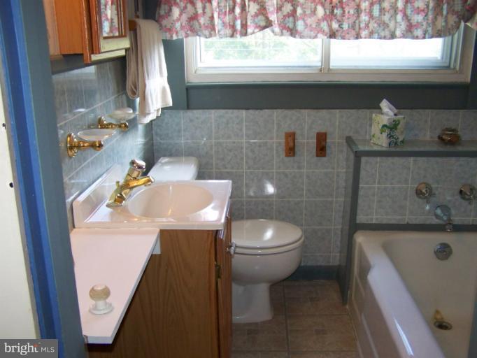6403 Pinehurst Road Baltimore, MD 21212 - Photo 20 of 29 Bath