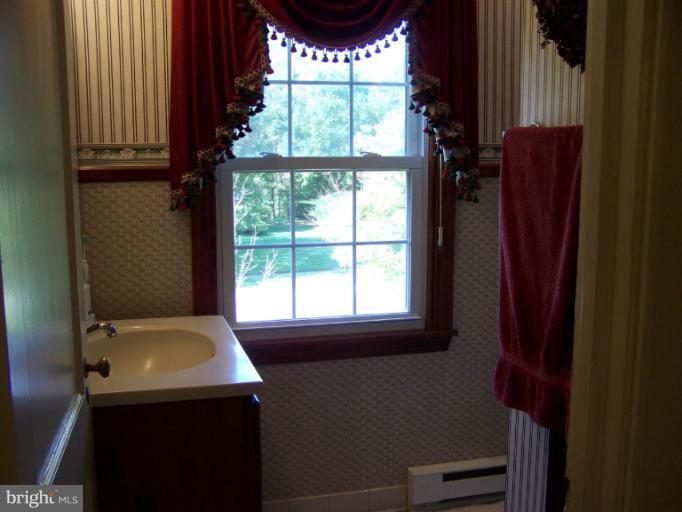 6403 Pinehurst Road Baltimore, MD 21212 - Photo 21 of 29 Bath