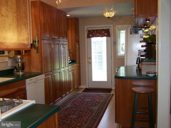 6403 Pinehurst Road Baltimore, MD 21212 - Photo 5 of 29 Kitchen