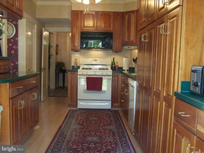 6403 Pinehurst Road Baltimore, MD 21212 - Photo 10 of 29 Kitchen