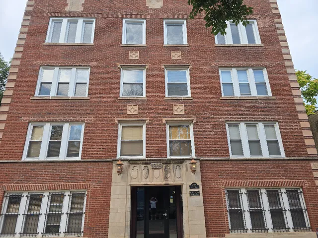 $479,900 | 1050 West Dakin Street, Unit G2, Chicago, IL 60613