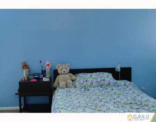 54 Roxy Avenue Edison, NJ 08820 - Photo 5 of 10 Gallery Image 5