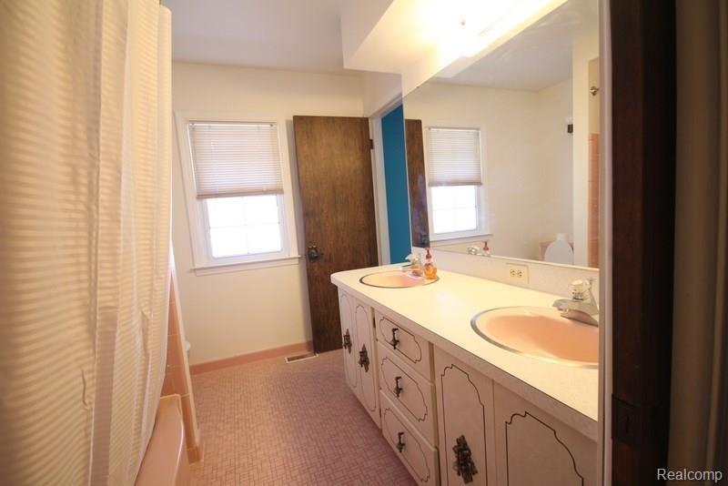 1644 Kingsmere Circle Rochester, MI 48309 - Photo 13 of 31 Kingsmere+005-3035385729-O.jpg