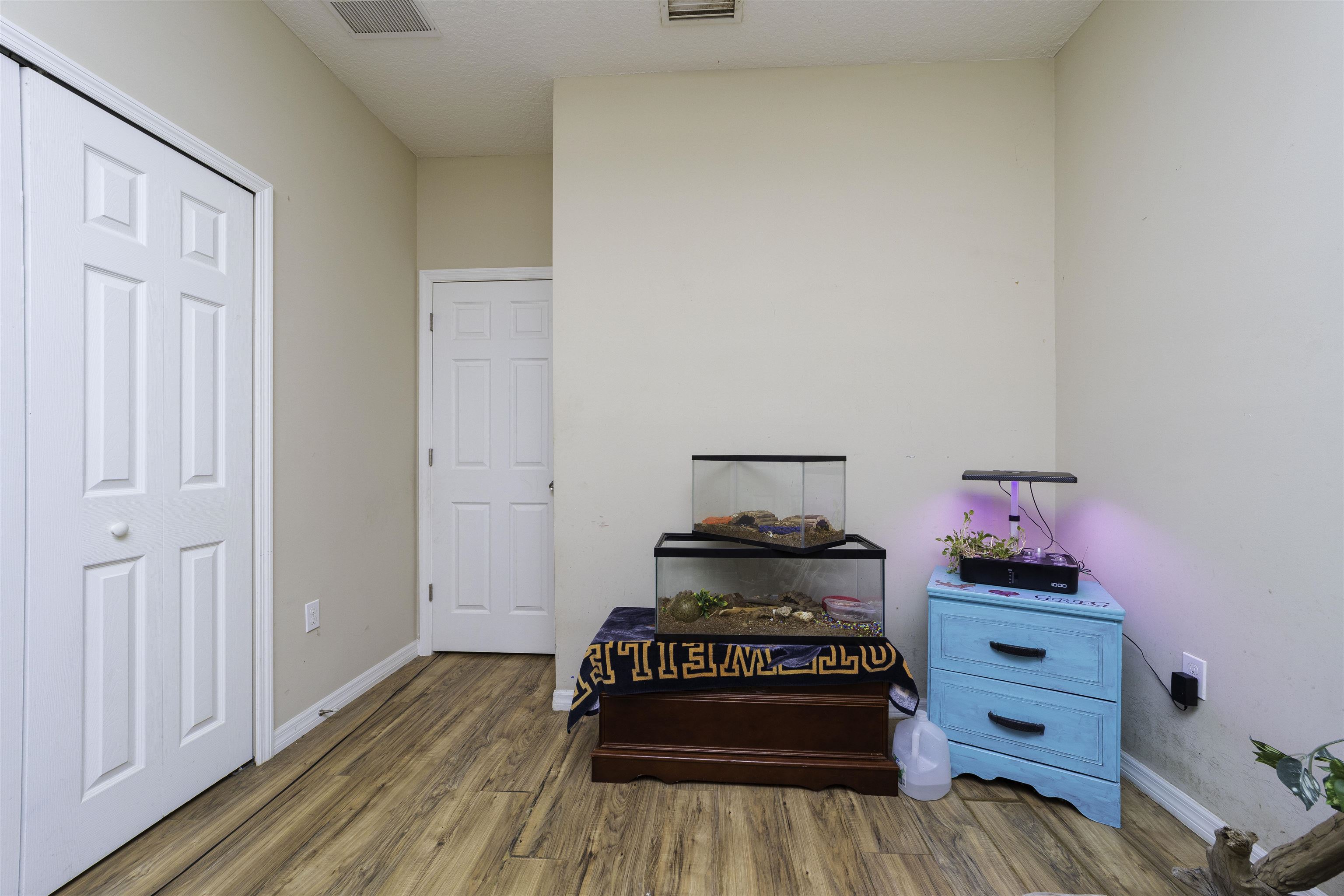 122 Osprey Road St. Augustine, FL 32086 - Photo 21 of 50 a living room with hard wood floors and a stove