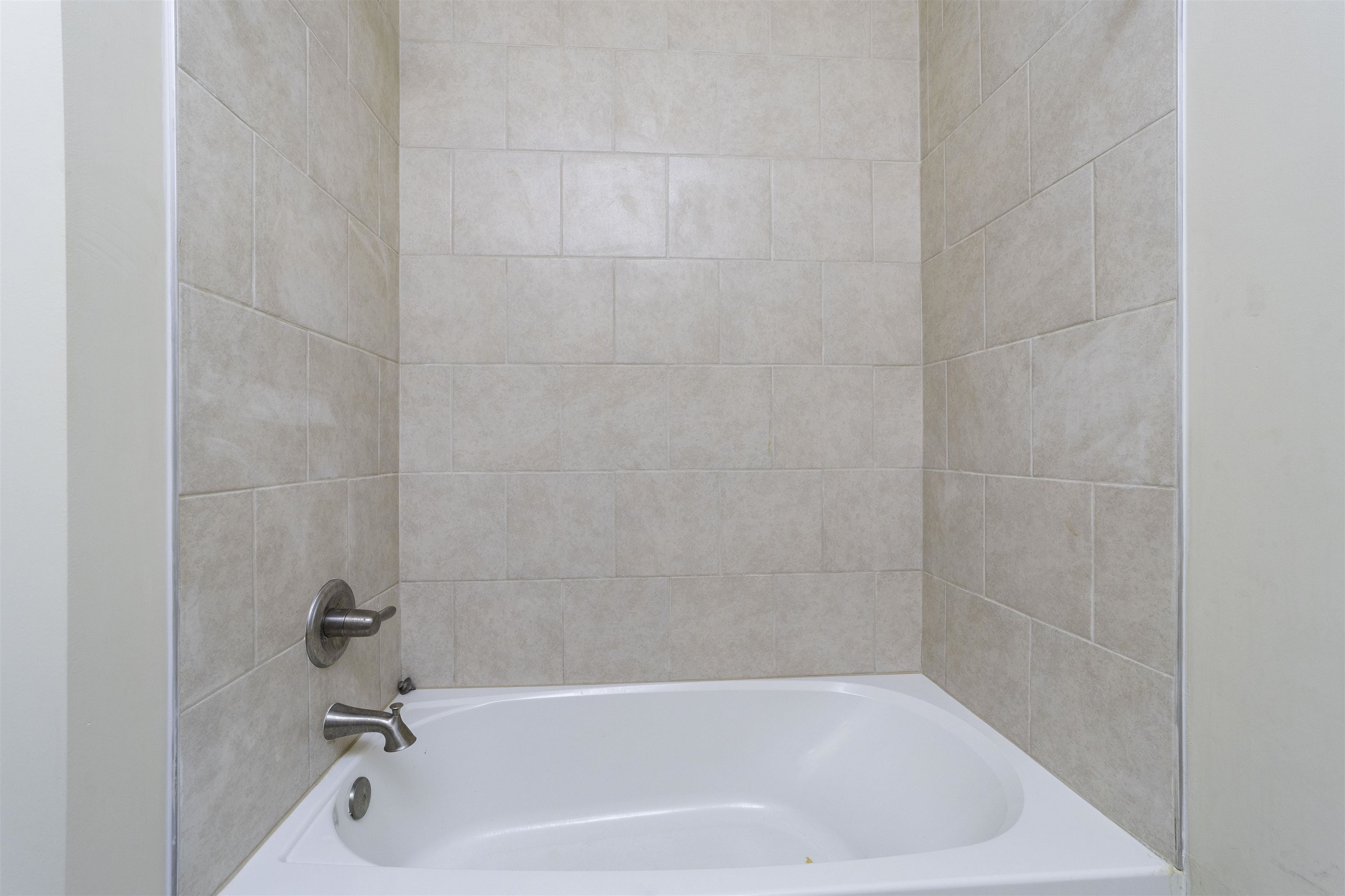 122 Osprey Road St. Augustine, FL 32086 - Photo 24 of 50 a bathroom with a bathtub