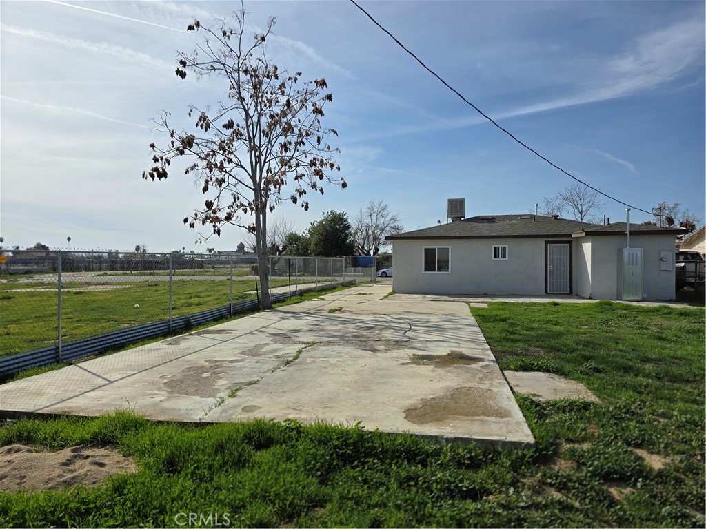 2140 Mahoney Drive Bakersfield, CA 93307 - Photo 9 of 16 a front view of a house with garden