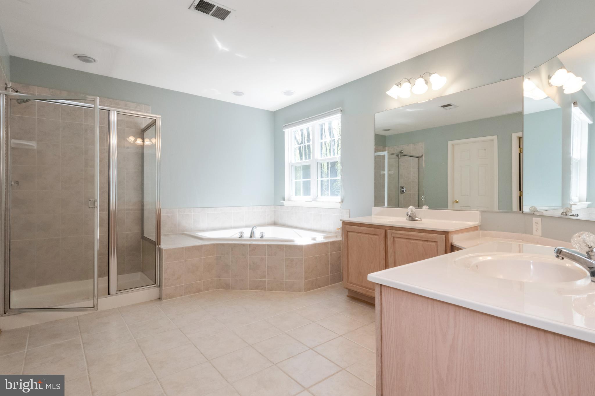 997 Chesterfield Road Annapolis, MD 21401 - Photo 27 of 69 MAIN BATH W/ SOAKING TUB & SHOWER STALL