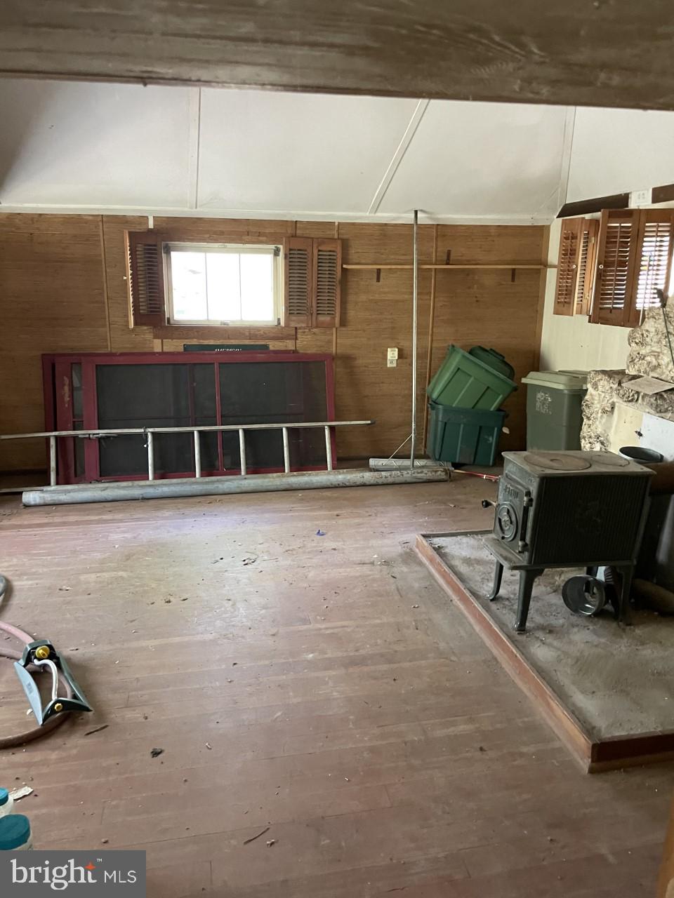 997 Chesterfield Road Annapolis, MD 21401 - Photo 64 of 69 INSIDE LOG CABIN