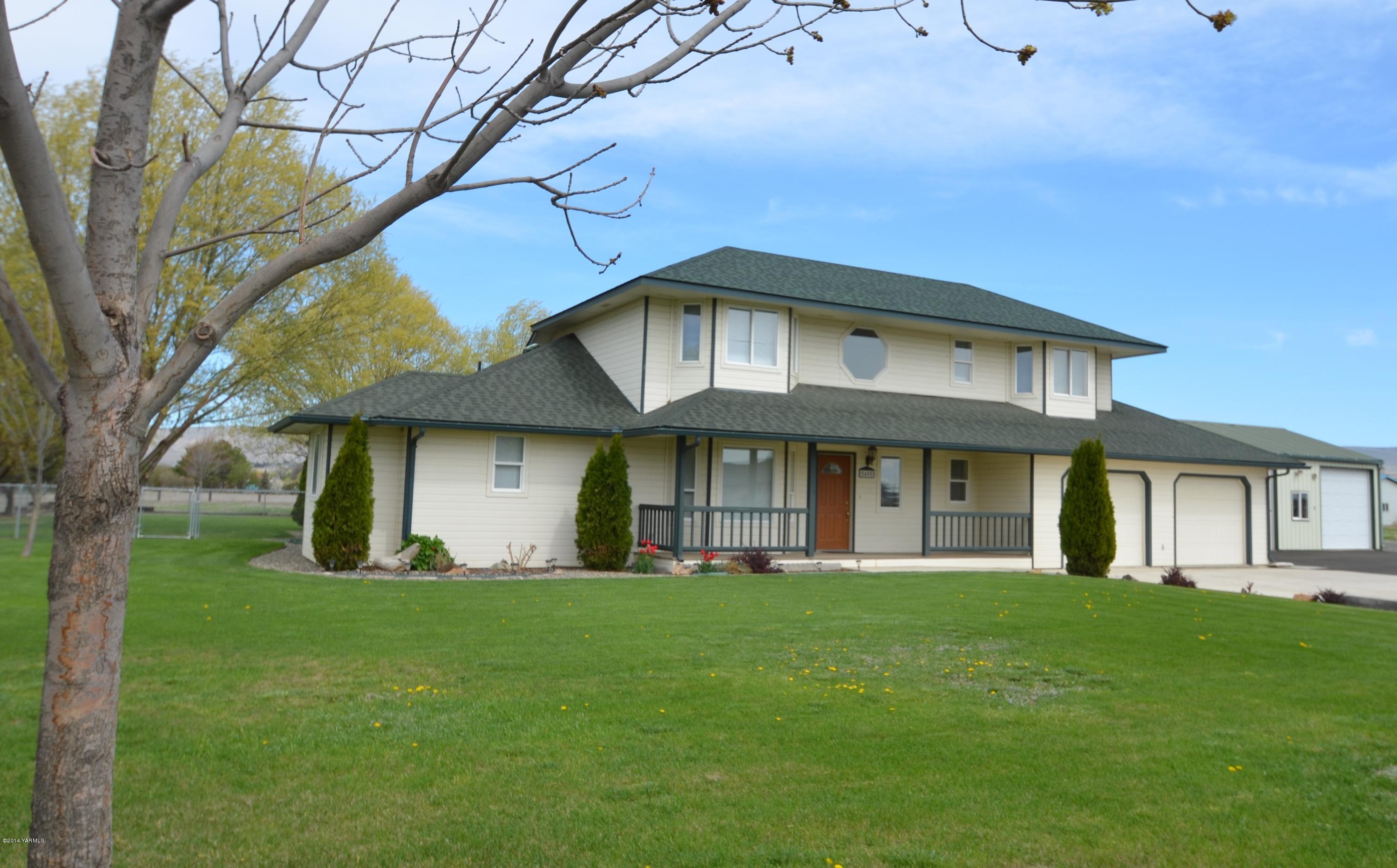 5405 Postma Road Yakima, WA 98901 - Photo 1 of 31 a front view of a house with a yard