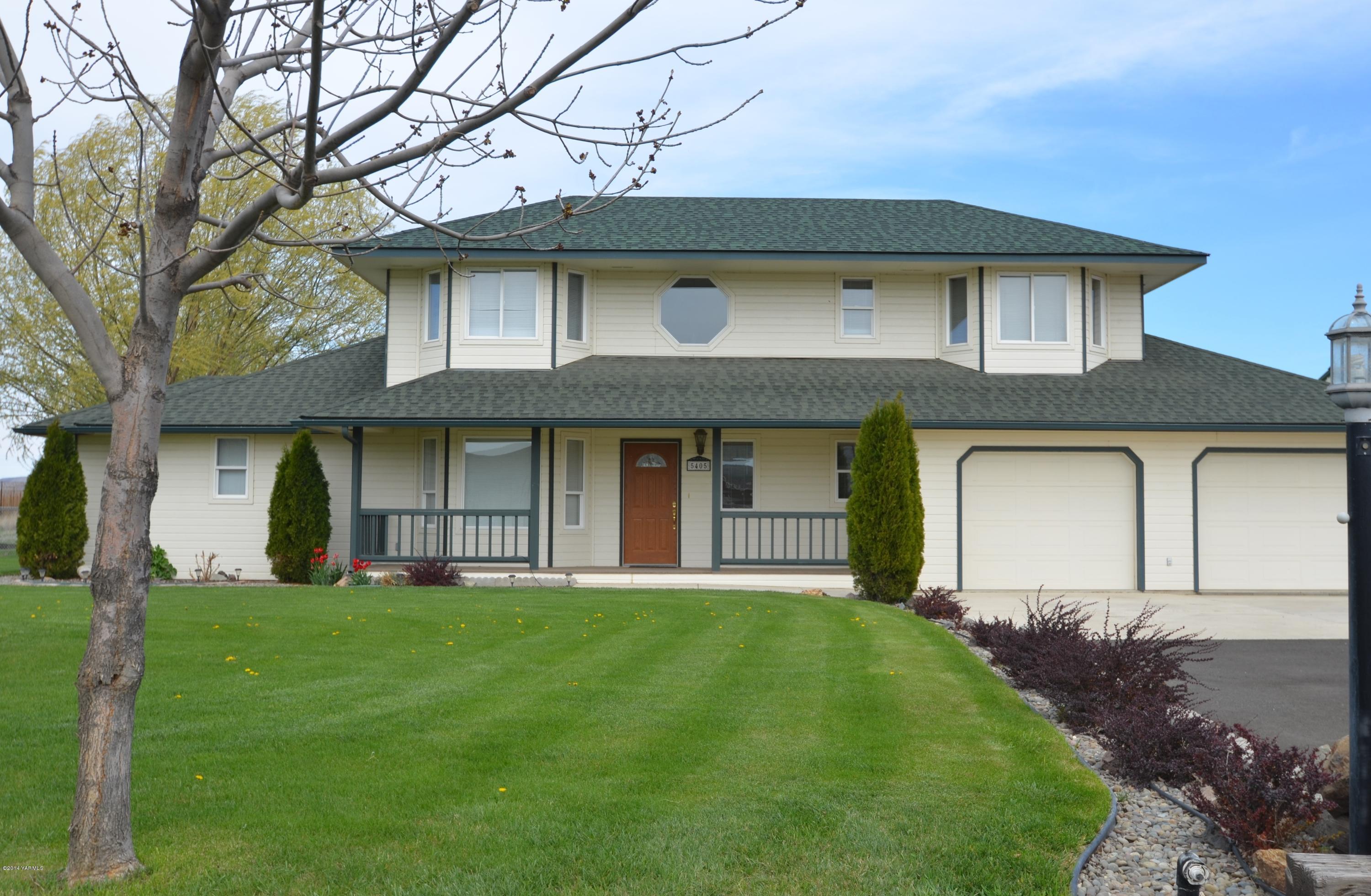 5405 Postma Road Yakima, WA 98901 - Photo 2 of 31 a front view of a house with a garden and yard