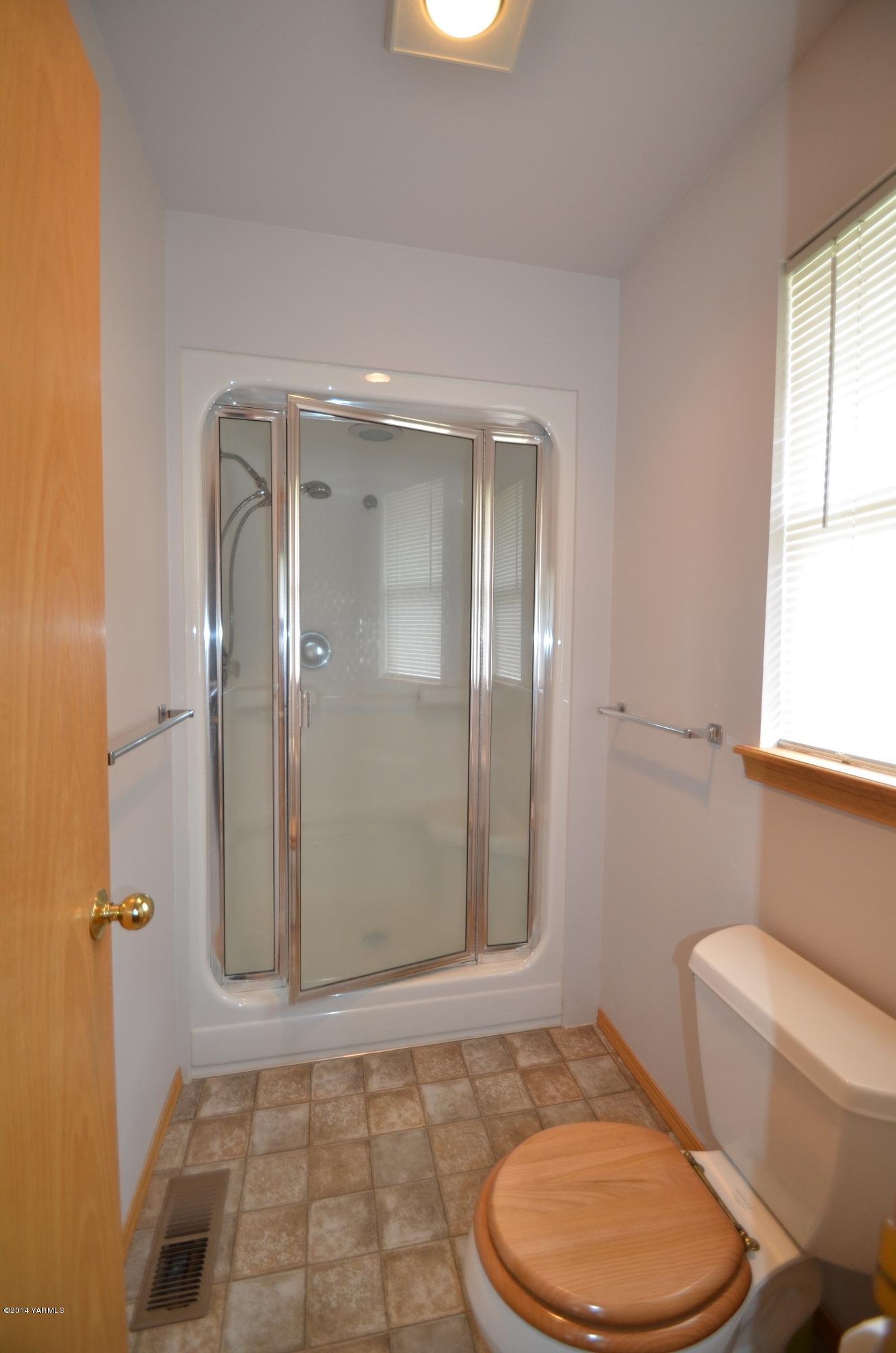 5405 Postma Road Yakima, WA 98901 - Photo 13 of 31 a bathroom with a toilet and a shower