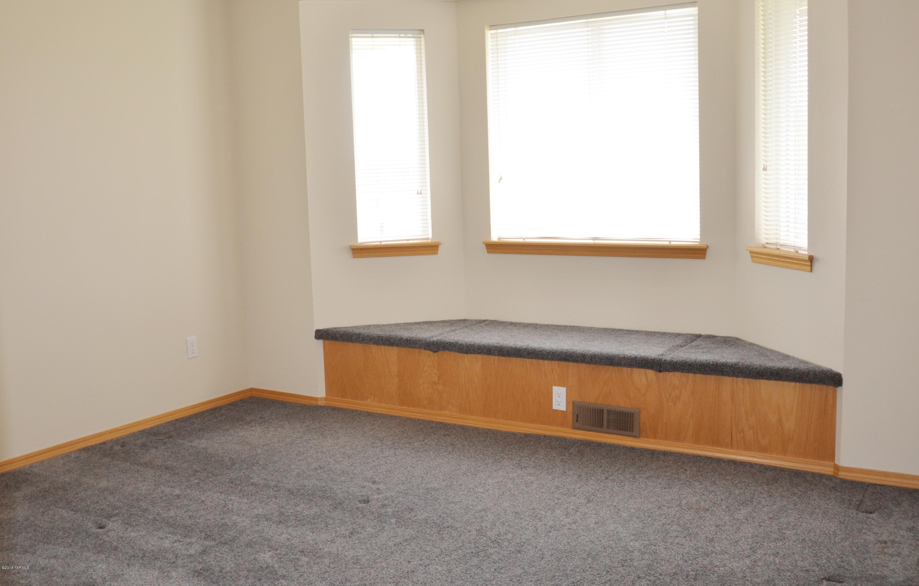 5405 Postma Road Yakima, WA 98901 - Photo 16 of 31 an empty room with window
