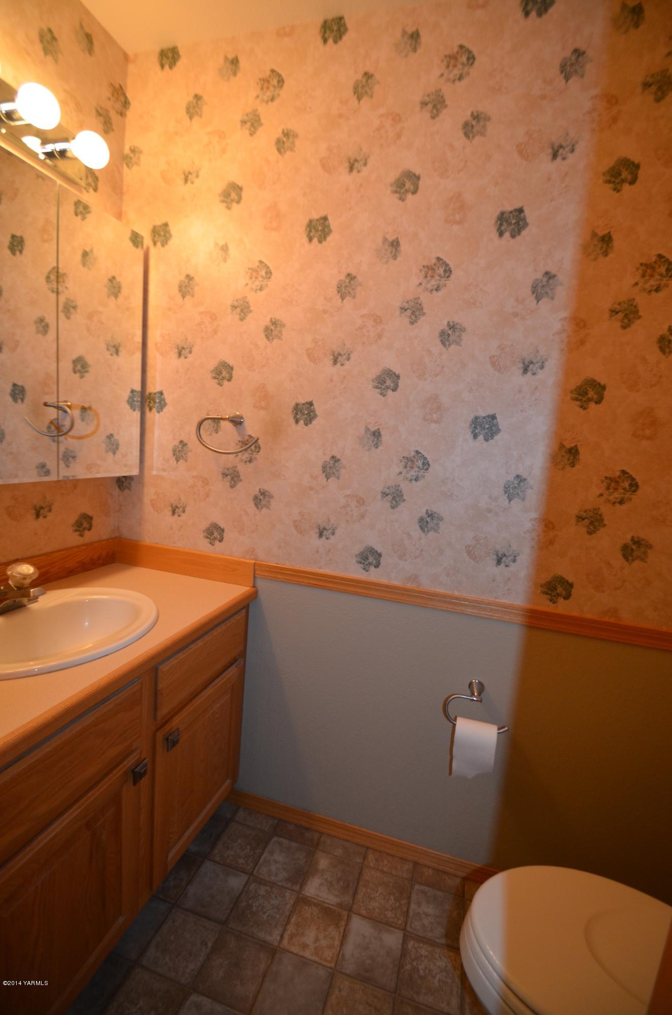 5405 Postma Road Yakima, WA 98901 - Photo 18 of 31 a bathroom with a toilet sink and mirror