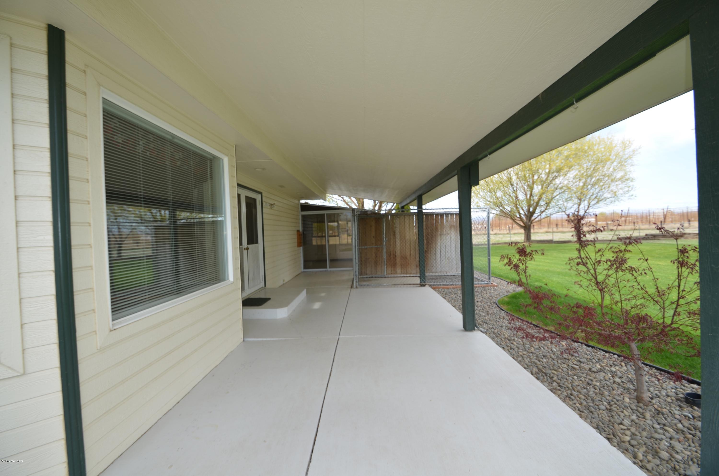 5405 Postma Road Yakima, WA 98901 - Photo 20 of 31 a view of a porch
