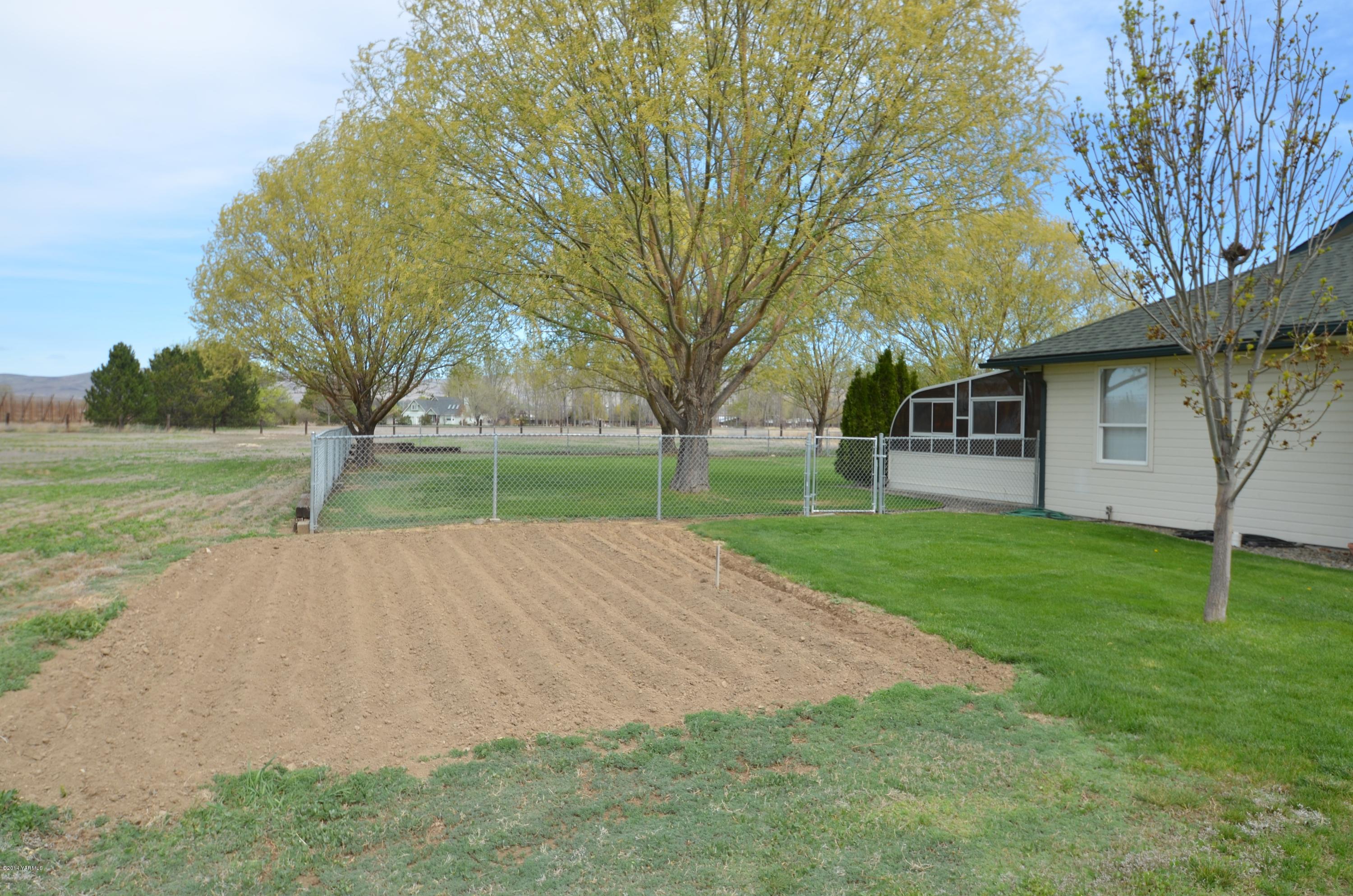 5405 Postma Road Yakima, WA 98901 - Photo 23 of 31 a view of a house with a yard