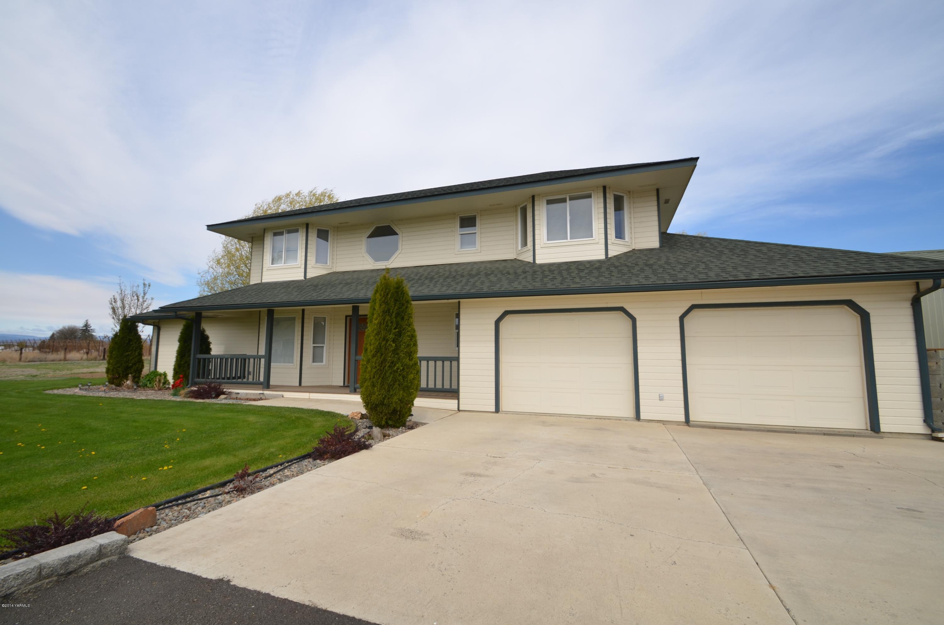 5405 Postma Road Yakima, WA 98901 - Photo 24 of 31 a front view of a house with a yard and garage