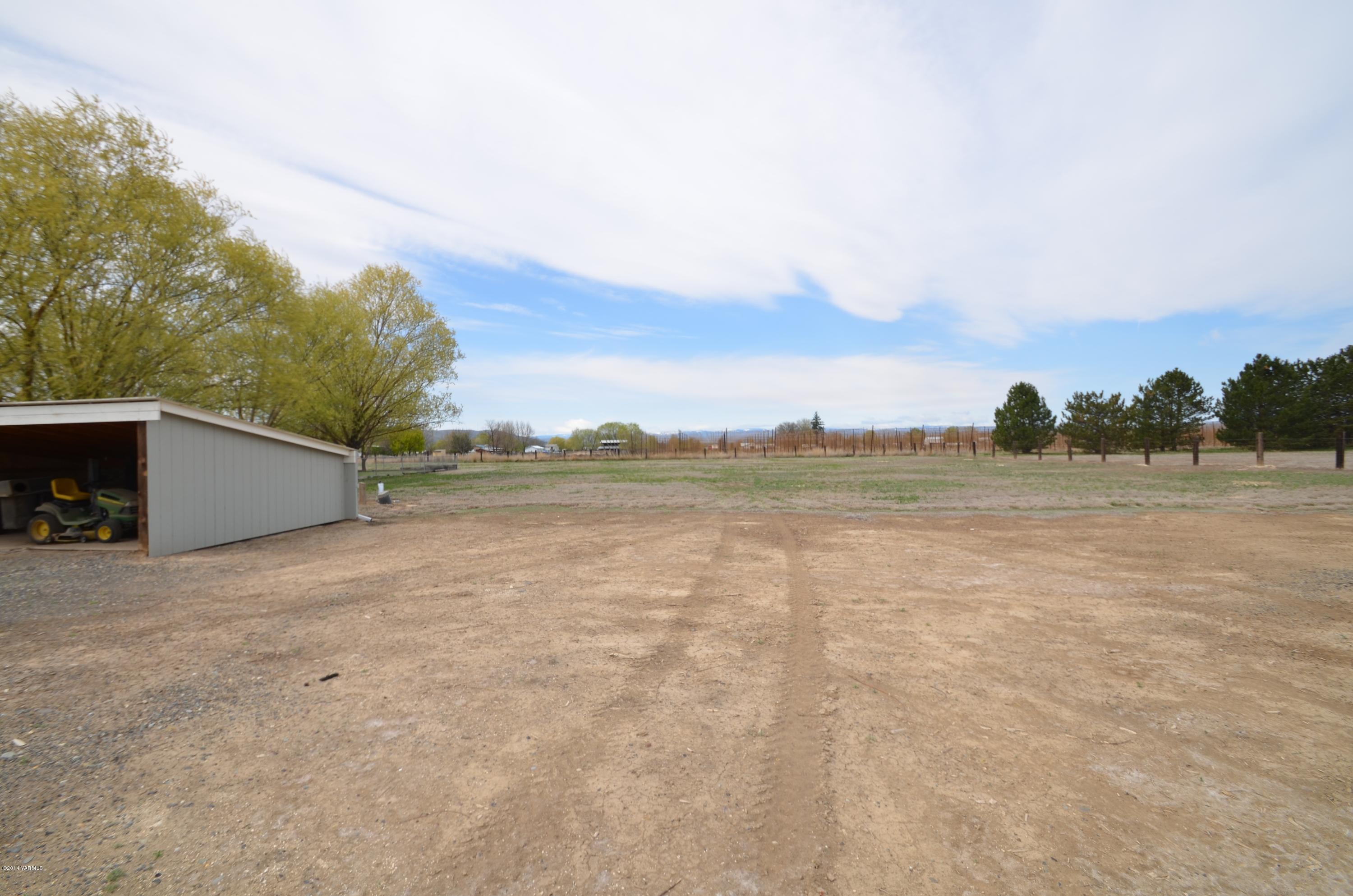 5405 Postma Road Yakima, WA 98901 - Photo 29 of 31 a view of lake and mountain