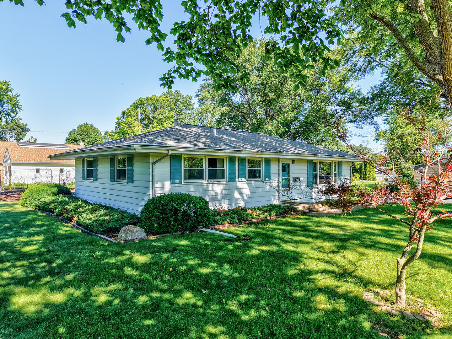 609 9th Avenue Ottawa, IL 61350 - Photo 2 of 28 a front view of a house with a garden