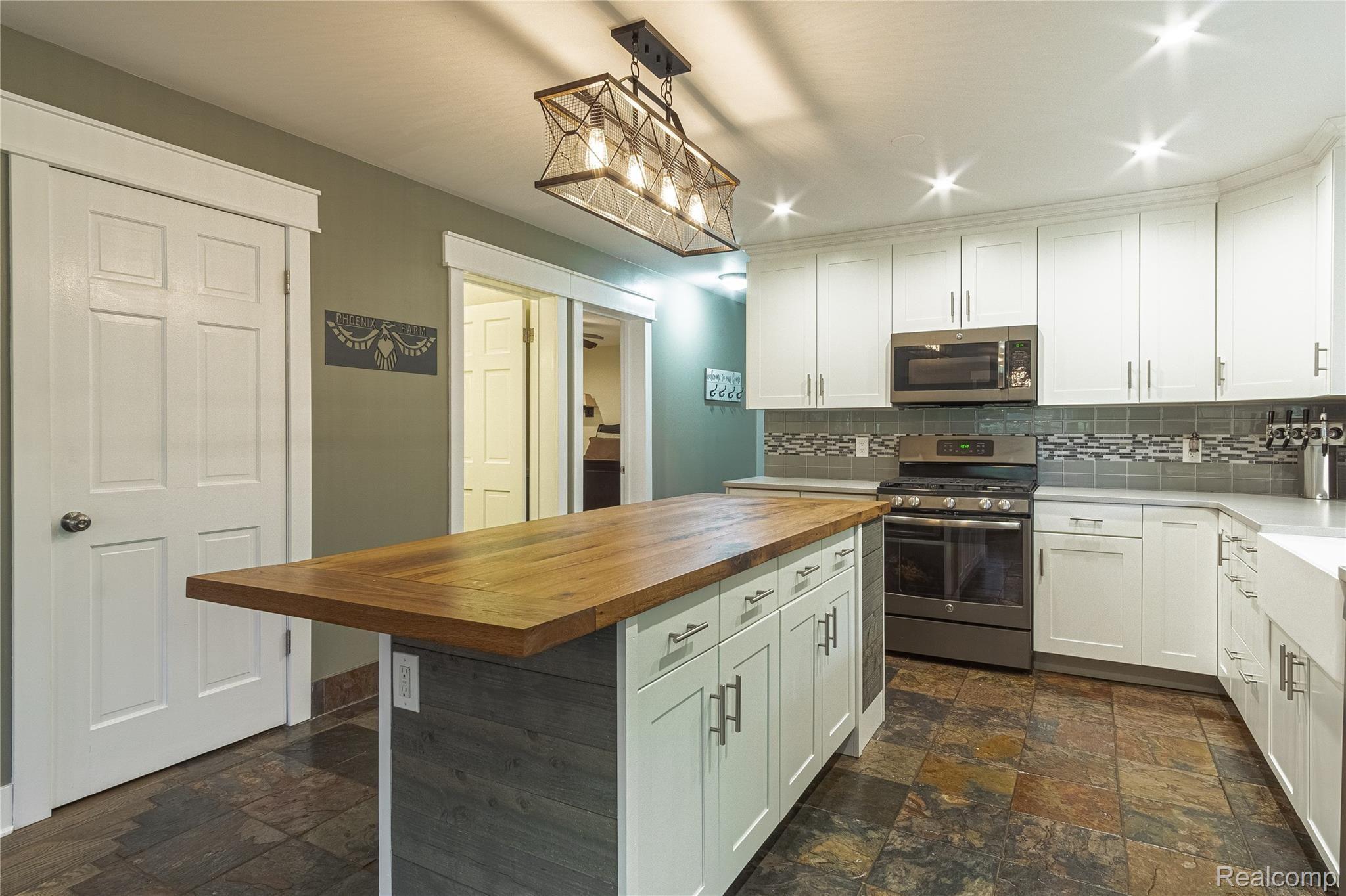 9149 Center Road Fenton, MI 48430 - Photo 13 of 40 Interiors (13 of 45).jpg
