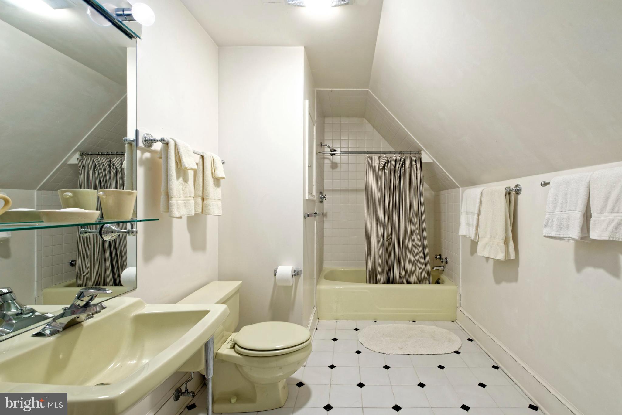 4392 Carrington Road Markham, VA 22643 - Photo 27 of 59 Shared hallway full bath on the second level