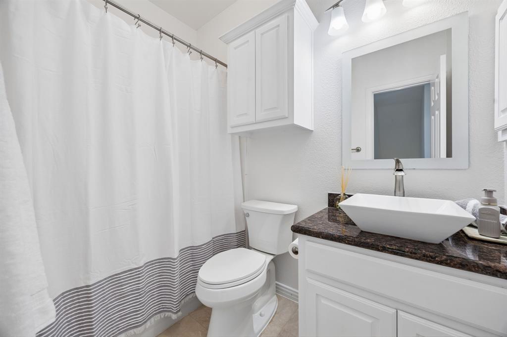 5808 Rathbone Drive Parker, TX 75002 - Photo 31 of 39 Full bath on the second floor is available the game room as well as a secondary bedroom.