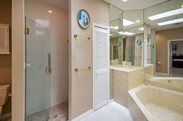 8724 Vía Reale Boca Raton, FL 33496 - Photo 21 of 25 8724 Via Reale (Mstr Bath3)-600