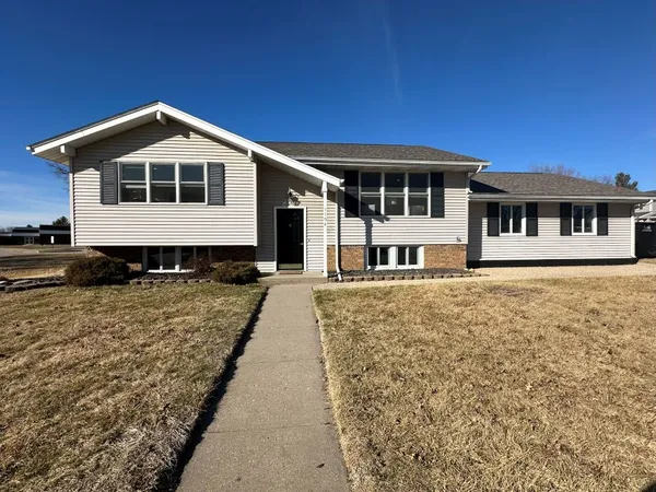 $329,900 | 1104 15th Street, De Witt, IA 52742