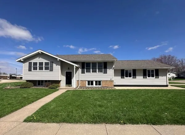 $319,900 | 1104 15th Street, De Witt, IA 52742