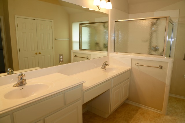 138 Chestnut Court Georgetown, TX 78633 - Photo 14 of 25 Ample counter space and dual vanities enhance this well-appointed private bathroom.