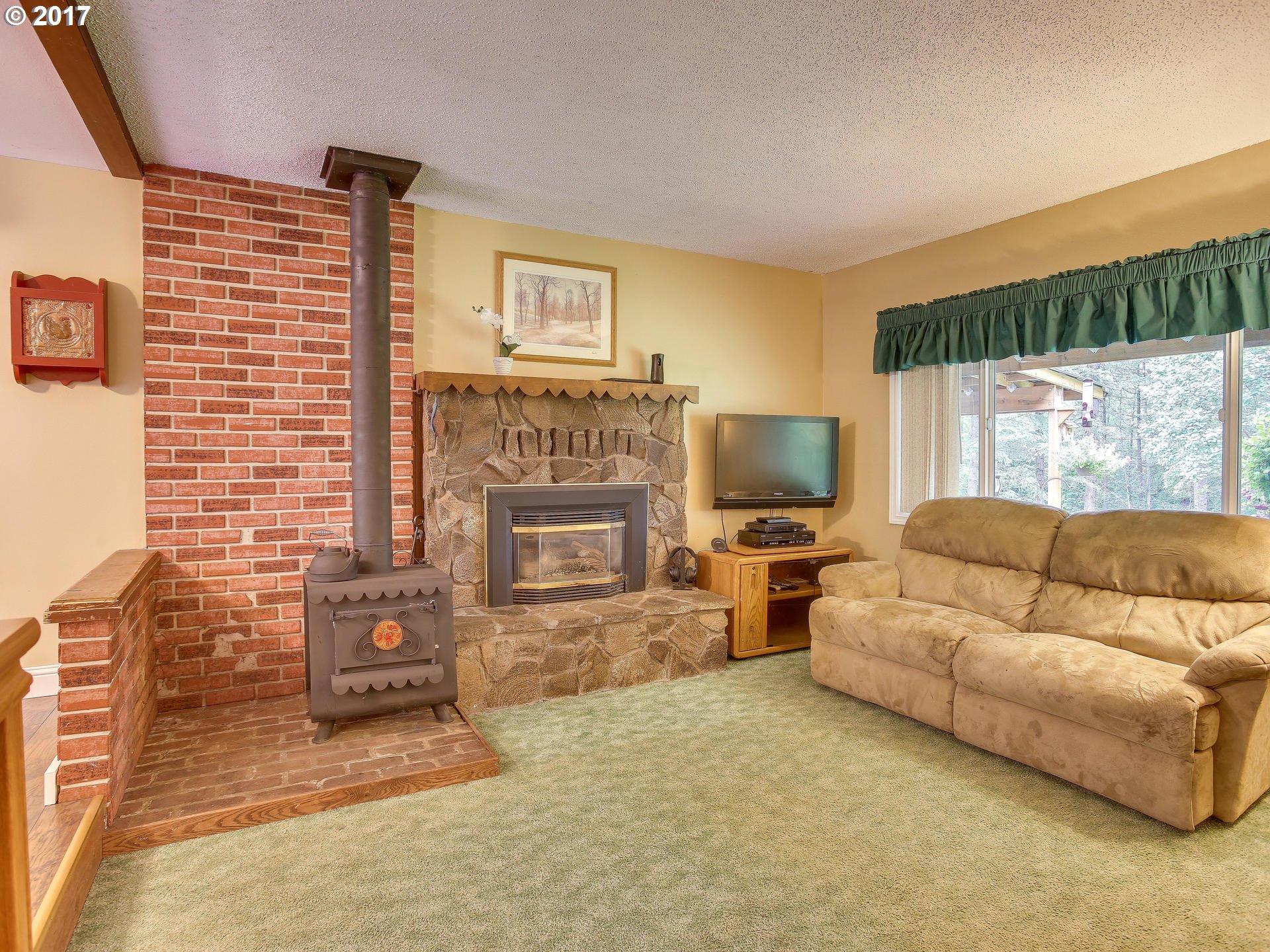 10561 Southeast Bull Run Road Sandy, OR 97055 - Photo 4 of 24 Living Room