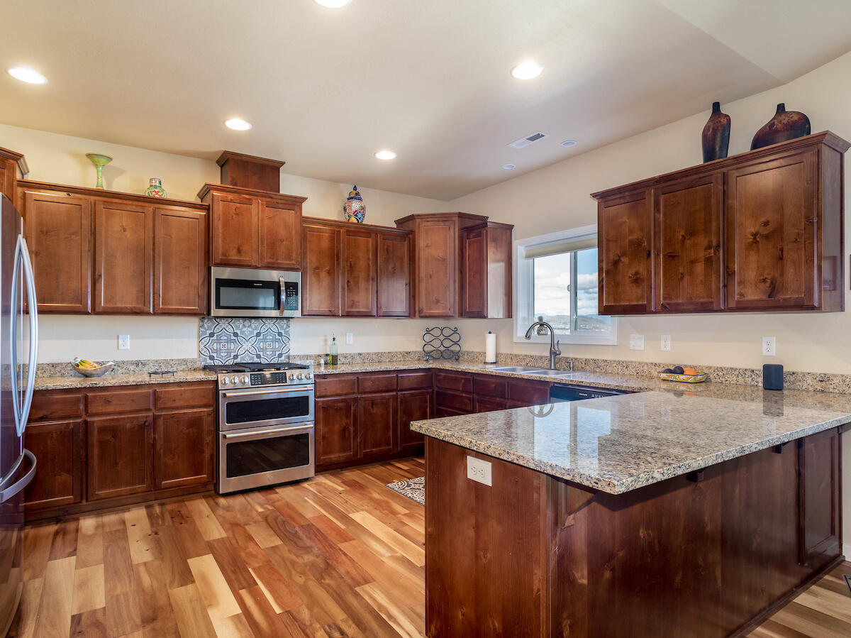 1318 Poppy Ridge Drive Eagle Point, OR 97524 - Photo 11 of 35 12